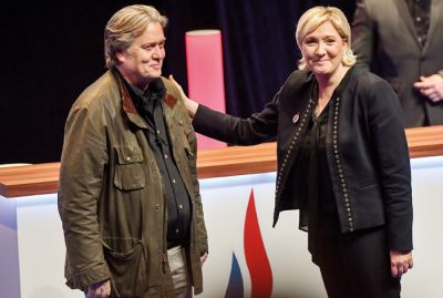 Steve Bannon in Marine Le Pen, voditeljica francoskega Nacionalnega zbora v Lillu 