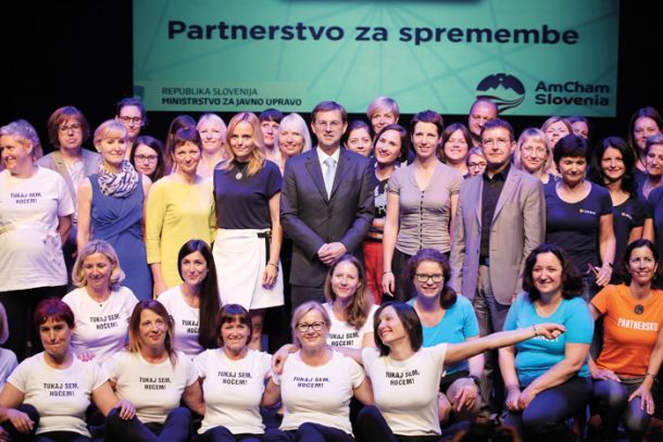 Miro Cerar je bil, ko je bil prdsednik vlade, mentor AmChamovega programa Partnerstvo za spremembe, v sklopu katerega podjetja izmenjujejo kadre z ministrstvi in vanje tako vnašajo podjetniško miselnost. »Ogreli ste mi srce,« je Cerar prek Facebooka laskal udeležencem programa. Datum: 16. junij 2017 