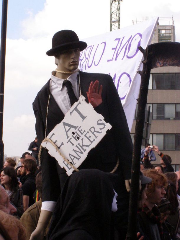 Lutka bankirja na protestih ob srečanju G20 leta 2009 v Londonu