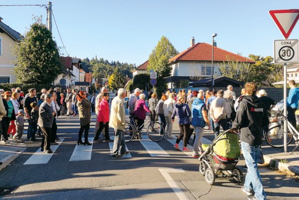 Protestno zaprtje ulice s strani prebivalcev Rožne Doline v Ljubljani 
