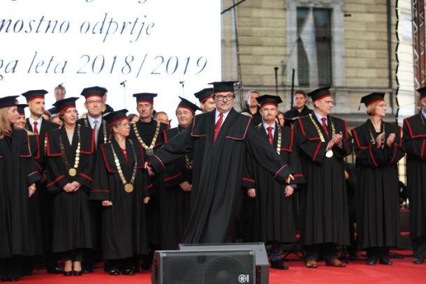 Rektor in prorektorji ljubljanske univerze ter dekani njenih fakultet ob začetku novega študijskega leta in sprejemu za bruce, Kongresni trg, Ljubljana