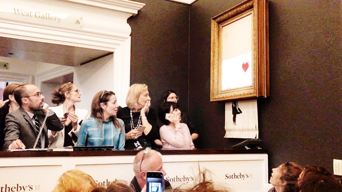 Samouničenje Deklice z balonom na dražbi v Londonu