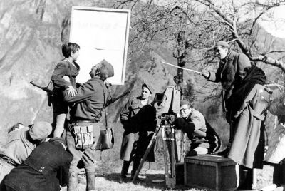 Fotografija s snemanja filma Na svoji zemlji: 28-letni režiser France Štiglic v akciji (za kamero). 