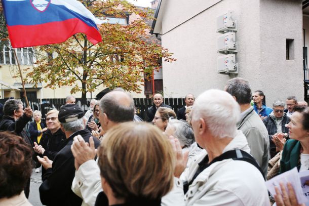 Med protestniki pred sodiščem se je prikazal tudi  Janez Janša in požel bučno odobravanje 