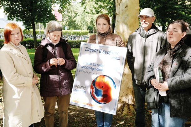Molivci s transparenti pred ljubljansko  porodnišnico.