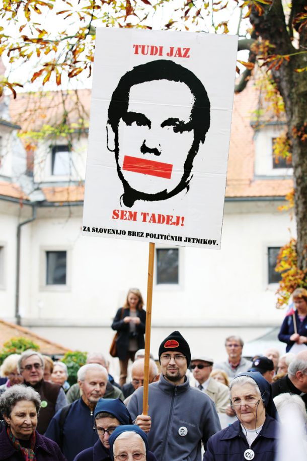 Zavajajoči transparent pred ljubljanskim sodiščem na dan procesa proti Tadeju Strehovcu. Tožilstvo namreč Strehovcu očita, da je drugim z diskretizacijo in žalitvami poskušal omejiti svobodo govora.