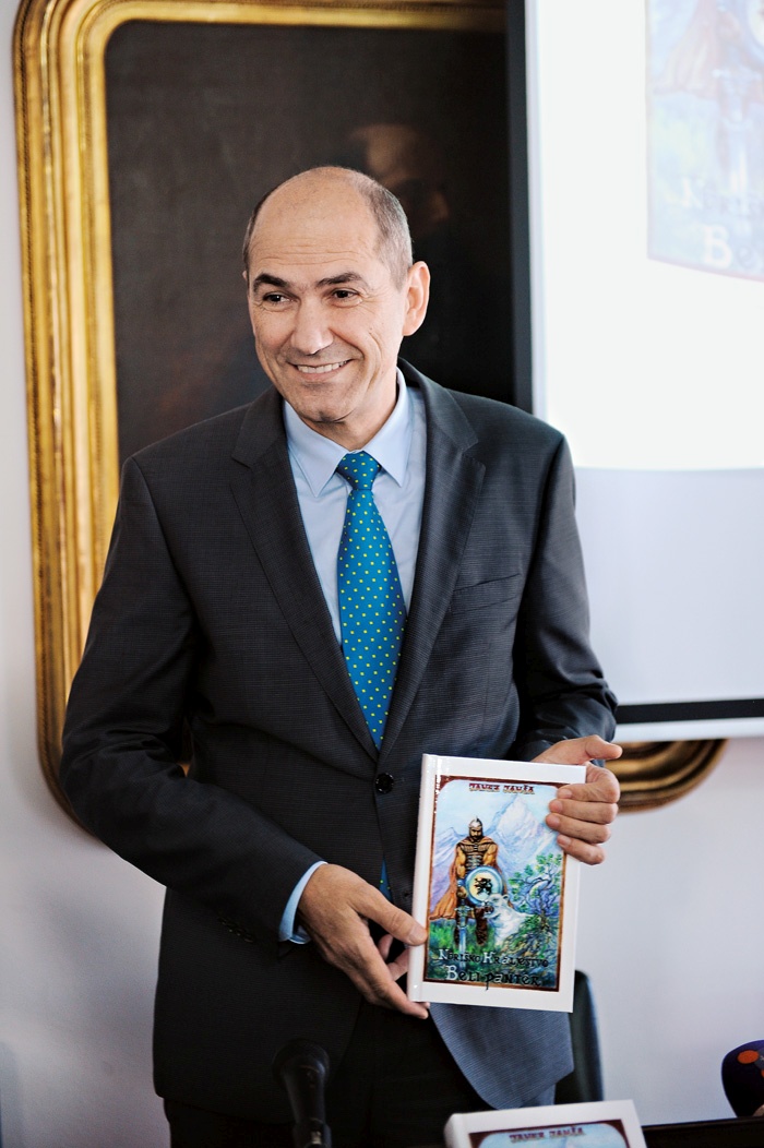 Pravljica, ki jo išče Demokracija, je namenjena otrokom, ciljno občinstvo Janševe mitologije pa so odrasli. Namen pravljice je namreč, da otroka sooči s travmami odraščanja, mit pa poskuša neki skupnosti ponuditi arhetipsko razlago sveta in odnosov v njem. Janševo pisanje o Noriškem kraljestvu je tako mit, ki pojasnjuje njegovo vlogo odrešenika in ga dela za dediča namišljenih starodavnih bojevnikov, ki bo ljudstvo popeljal nazaj v mitološko utopijo. 