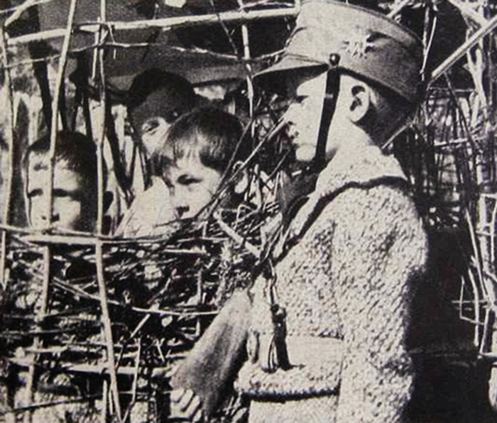 Skrajni domet nacističnega propagandnega aparata dobro ponazarja posnetek dečkov, ki se igrajo paznike v koncentracijskem taborišču; skupinica otrok v njem ponazarja zajete komuniste. 