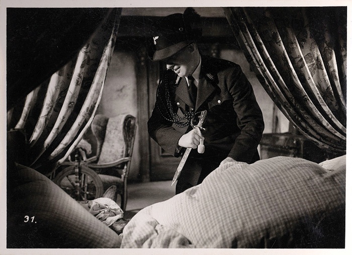 V nacistični filmski različici Rdeče kapice je slednja zvesta privrženka rajha in na rokavu nosi Hitlerjevo svastiko. Na koncu pravljice jo reši esesovec, ki velikega hudobnega volka kratko malo zabode z nožem. 