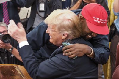 Prisrčen stisk ameriškega predsednika Donalda Trumpa in glasbenega megazvezdnika Kanyeja Westa 11. oktobra 2018 v Beli hiši.