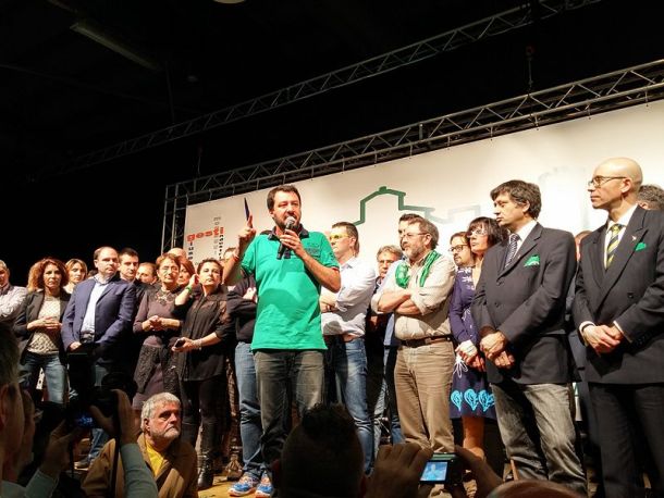 Matteo Salvini (v sredini z mikrofonom) v družbi svojih podpornikov