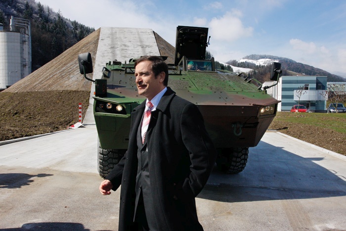 Do leta 2016 Slovenska vojska patrij, za katere smo plačali 75 milijonov evrov in katerih vzdrževanje je na leto stalo okoli milijon, skorajda ni uporabljala. V povprečju je posamezno vozilo v devetih letih prevozilo zgolj 11 tisoč kilometrov. (Na fotografiji iz leta 2008 Karl Erjavec ob predstavitvi patrie v Gorenju)