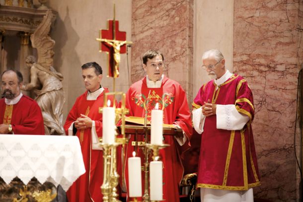 Rdeča maša, pri kateri je Tadej Strehovec, spodbujanja sovraštva obtoženi duhovnik, pravnikom, še posebej sodnikom in tožilcem, položil na srce, naj odločajo pravično.