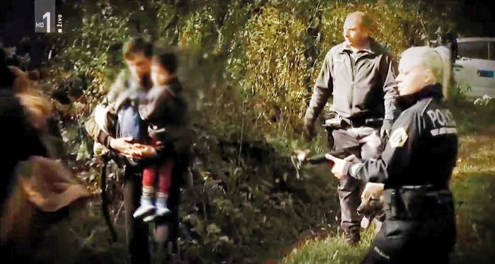 Pištola v roki in begunci v koloni