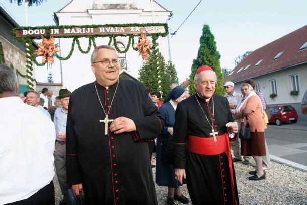 Škof Peter Štumpf in Franc Rode sta najbrž nad številom duhovnikov v Sloveniji navdušena