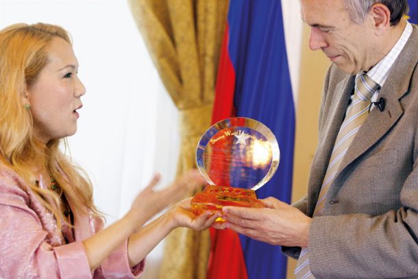 Vrhovna mojstrica je Janezu Drnovšku v času njegovega veganskega razsvetljenja ob obisku Slovenije leta 2007 izročila »bleščečo nagrado za svetovno vodenje«. 