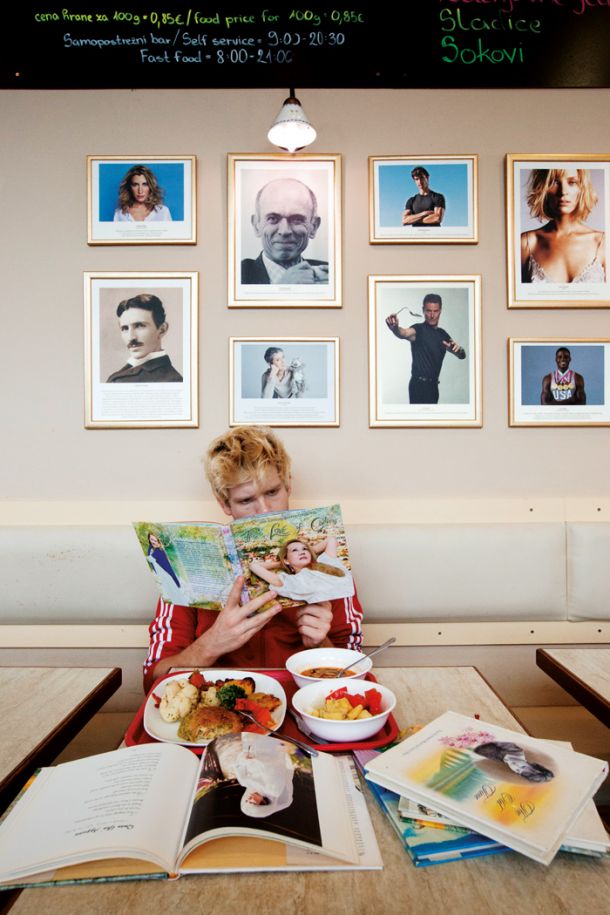 V ljubljanskem Loving Hutu lahko zdrav obrok zaužijemo, obdani s portreti veganskih odličnikov in ob branju literarnih del najvišje mojstrice Ching Hai. 