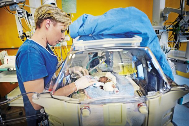 v ljubljanski porodnišnici skrbijo za večino najbolj ogroženih nosečnic in novorojenčkov v državi. 