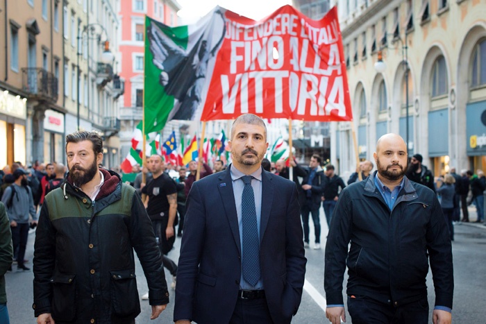 V ospredju sprevoda je stopal Simone di Stefano, nacionalni sekretar CasaPounda.