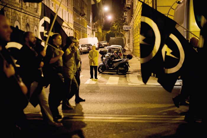 Na začelju sprevoda so hodili člani študentske veje gibanja (Blocco Studentesco), ki so ob ustanovitvi leta 2006 izbrali črno zastavo z belo strelo, ustvarjeno po zgledu zastave britanske zveze fašistov in nacionalnih socialistov.