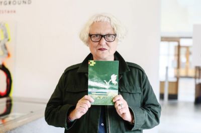 Avtorica risoromana Jezdec Ute Helmbold s slovenskim prevodom Jezdeca oktobra 2018, ko je v okviru festivala stripa Tinta štiri dni gostovala v Ljubljani. 
