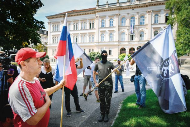 Andrej Šiško z vojsko pred kipom generala Maistra 