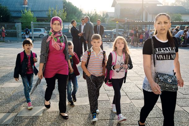 V ljubljansko Osnovno šolo Livada hodijo otroci različnih narodnosti, šola je vzor sobivanja in vključevanja različnosti. Na fotografiji prihod učencev in staršev v to šolo  