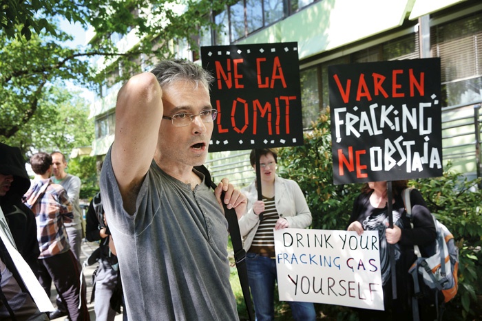 Protest civilne iniciative Ustavimo fracking pred stavbo Agencije RS za okolje v Ljubljani leta 2015