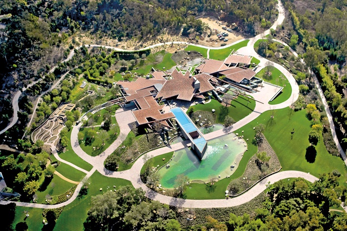 Kam bodo odslej šli dobički NLB? Posestvo novega lastnika NLB Charlesa Brandesa je drago za vzdrževanje.