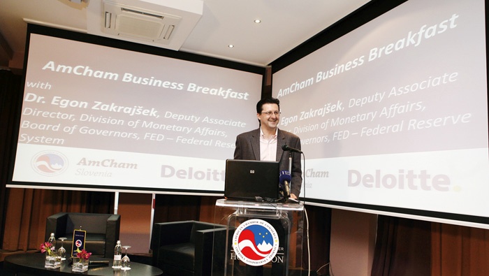 September 2012: RTV Slovenija v enem samem tednu Egona Zakrajška trikrat povabi v studio, predstavijo ga kot zaposlenega na ameriški centralni banki FED, Zakrajšek razlaga, da je Slovenija klinično mrtva. Zakrajška zato za intervju prosi Avstrijska tiskovna agencija (APA), posledično vsi svetovni mediji povzamejo avstrijsko novico z naslovom »Slovenija več ne zmore«