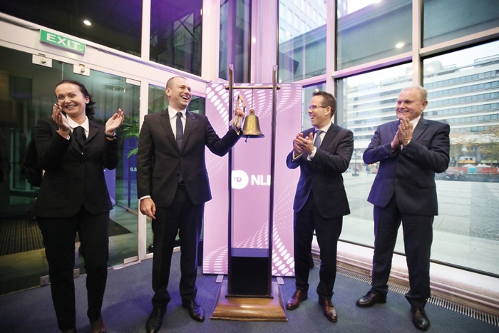 Izredno navdušenje ob razprodaji temelja finančne neodvisnosti države. Od leve: predsednica uprave SDH Lidija Glavina, predsednik uprave NLB Blaž Brodnjak, predsednik uprave ljubljanske borze Aleš Ipavec in državni sekretar na finančnem ministrstvu Metod Dragonja.