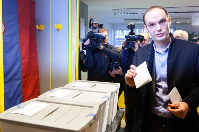 Anžetu Logarju, kandidatu SDS za župana Ljubljane, se kljub močni angažiranosti ni uspelo uvrstiti niti v drugi krog lokalnih volitev v prestolnici 