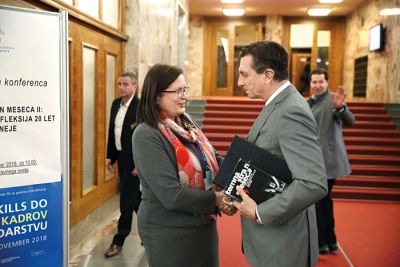 Direktorica Študijskega centra za narodno spravo dr. Andreja Valič Zver in častni gost, predsednik republike Borut Pahor. 