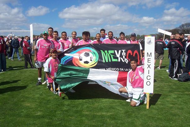 Tako ponosno so pred več kot desetletjem pred fotografski objektiv stopili člani mehiške gejevske nogometne ekipe v Buenos Airesu, kjer je potekalo mednarodno prvenstvo LGBT+ nogometne lige.