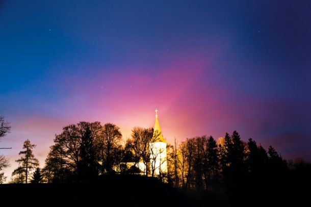 Ena izmed razsvetljenih cerkva, fotografirano pred leti na Gorenjskem 