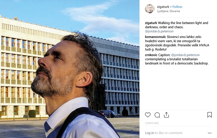 Fotografija Jordana Petersona pred polovično osvetljenim slovenskim parlamentom. Avtor fotografije, Žiga Turk, je fotografijo opremil s podpisom o »hoji med svetlobo in temo, redom in kaosom«.