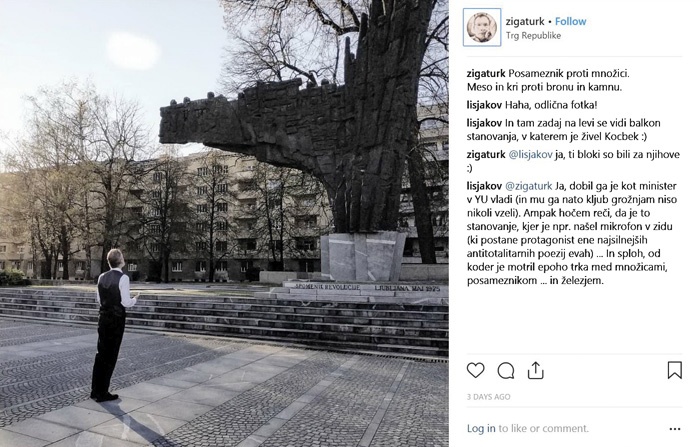 Jordan Peterson pred spomenikom na Trgu republike, ki po njegovem s svojo »brutalno estetiko« izpričuje sledi »krutega preteklega obdobja«.