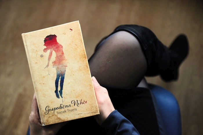 »Posebno škodljiva knjiga« Gospodična Nihče, katere avtor Tomek Tryzna je zanjo dobil nagrado za poljsko knjigo leta