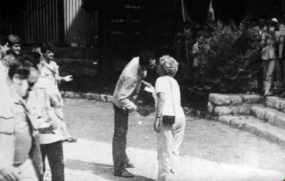 Komandant brigade Janez Janša predaja priznanja ob zadnjem pohodu po poteh II. zasedanja Avnoja leta 1983.