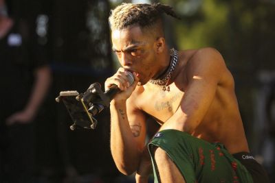 Kontroverzni raper XXXTentacion med nastopom na festivalu Rolling Loud v Miamiju leta 2017. 