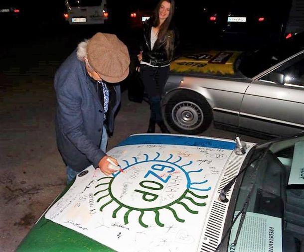 Chris Jagger, brat pevca Rolling Stonesov in prijatelj Slavka France, podpisuje avto Gibanja za občino Piran