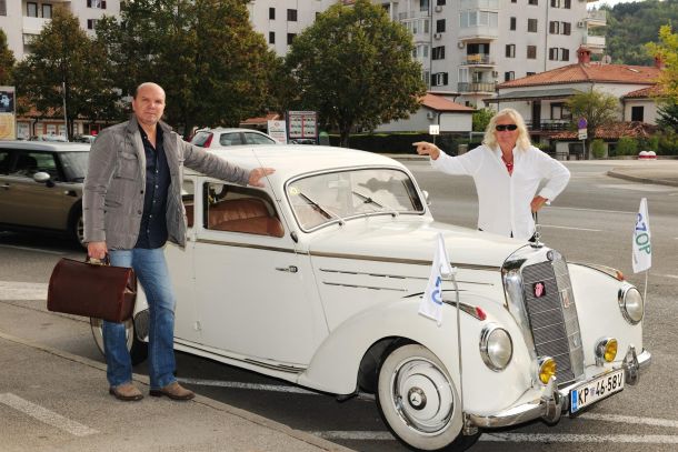 Genio Zadković, kandidat za župana občine Piran, in Slavko Franca, soustanovtelj Gibanja za občino Piran, s svojim starodobnikom, ki želi s prodajo starodobnika finančno pomagati svoji denarno podhranjeni politični stranki