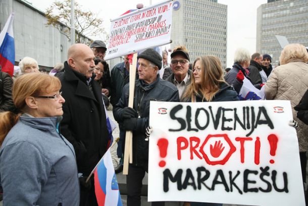 Janez Janša in SDS sta pozvala k protestnemu shodu proti sprejemu Marakeške deklaracije. Demonstracije so potekale med izredno sejo o deklaraciji, ki jo je zahtevala SDS. Med demonstrante je stopil tudi Božo Predalič, predsednik Odbora za notranje zadeve pri Strokovnem svetu SDS. 