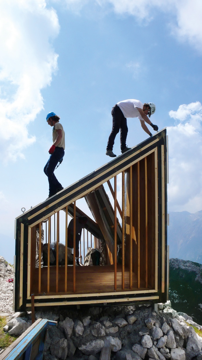 Prejšnji mesec ste si lahko v Ljubljani s povprečno plačo in 20-letnim kreditom kupili 0,8 odstotka oglaševanih nepremičnin v Ljubljani, katerih povprečna velikost je bila 17 kvadratnih metrov. (Na fotografiji gradnja Bivaka pod Skuto 