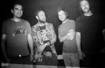 Slogovni obrat, ki je ustaljena praksa Srečne mladine, tokrat seže od postrockerskega rifaštva do čisto pravega dronanja. 