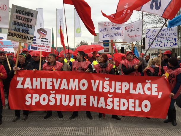 Delavci na današnjem shodu zahtevajo, da se spoštuje njihovo delo