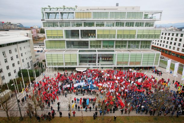 Protest sindikatov pred gospodarsko zbornico v Ljubljani