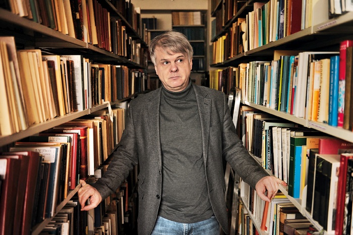 Prof. dr. Marko Marinčič predava rimsko in grško književnost na Filozofski fakulteti v Ljubljani in je predsednik Visokošolskega sindikata. Njegova neto plača skupaj z vsemi dodatki, vključno z nadomestilom za malico in prevoz na delo, je decembra znašala 2500 evrov.