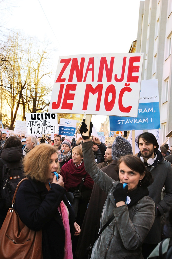 Protest visokošolskih delavcev pred vlado 24. januarja
