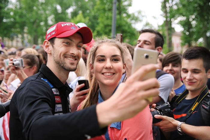 Jakov Fak z oboževalci